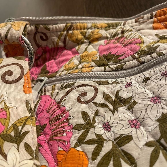 💐 Floral Crossbody Bag - Multicolor Vera Bradley on gray background - Picture 4 of 7